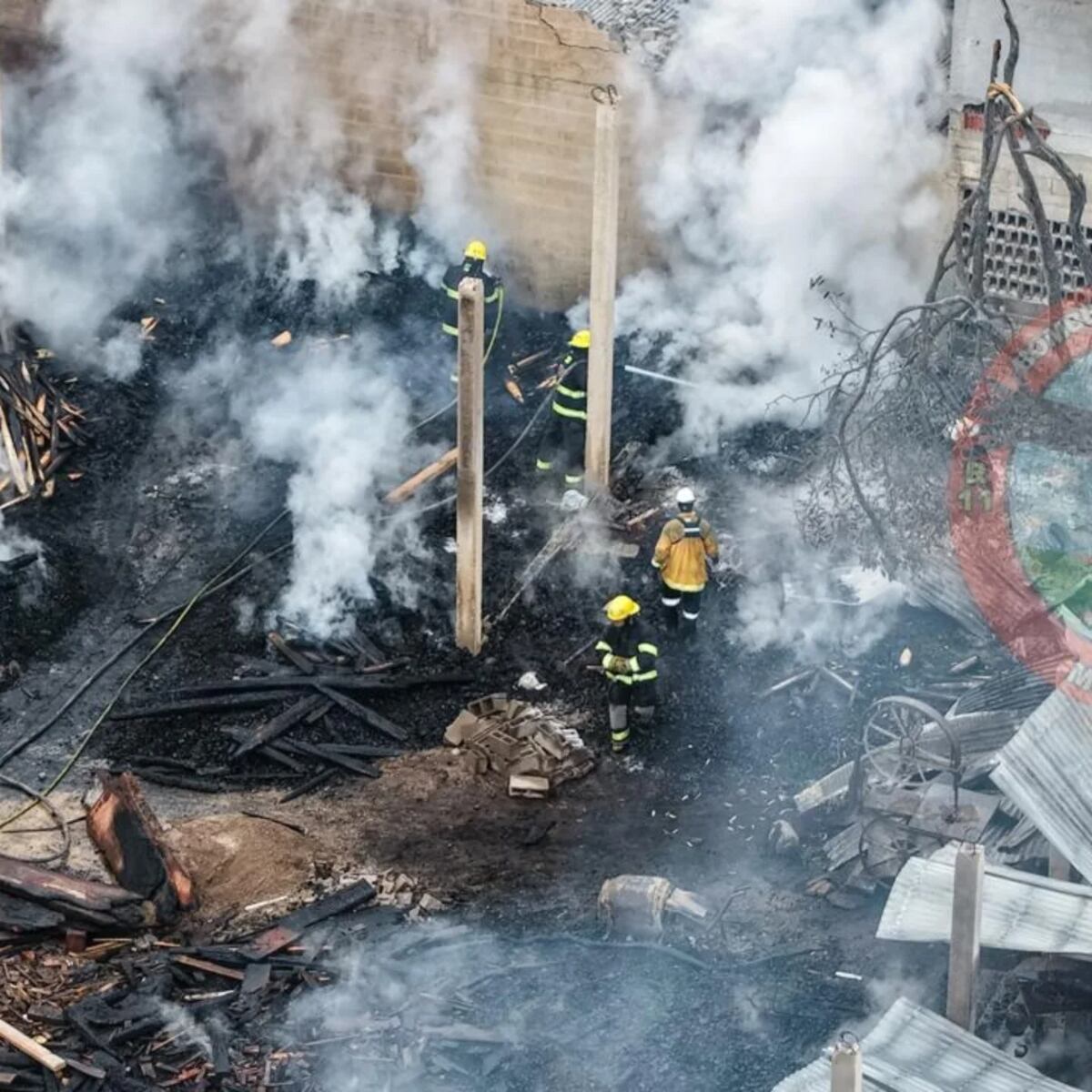 Impactante incendio en un aserradero en Villa Cura Brochero. (Foto gentileza Traslasierra Noticias)