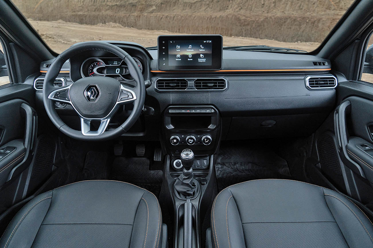 Lo que más resalta es la pantalla táctil central flotante para el sistema de información y entretenimiento. Nos gustó el volante grueso con detalles en cromo.