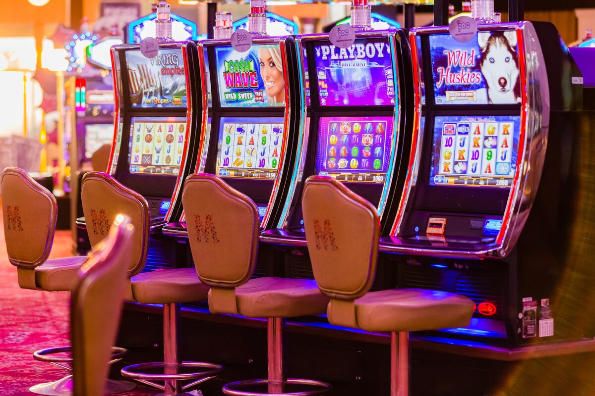 Máquinas tragamonedas o slots.