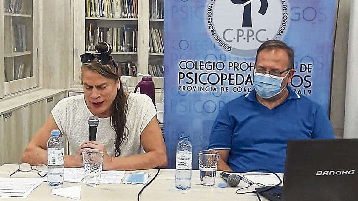 Equipo. Exposición de profesionales en las jornadas sobre género. / Especial Profesionales y Sociedad