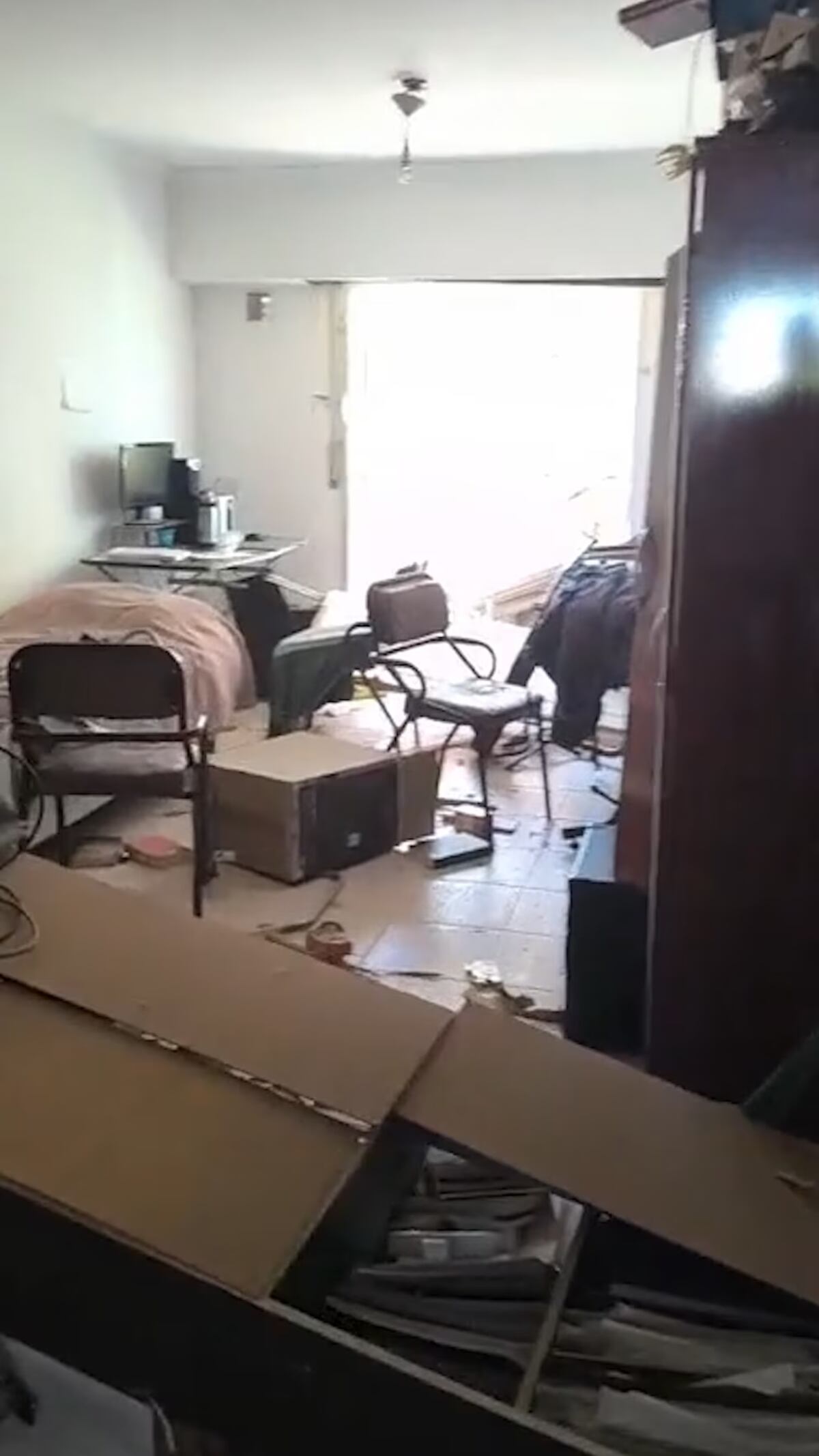 Impactante explosión en un edificio de Neuquén: volaron techos, paredes y una mujer resultó herida