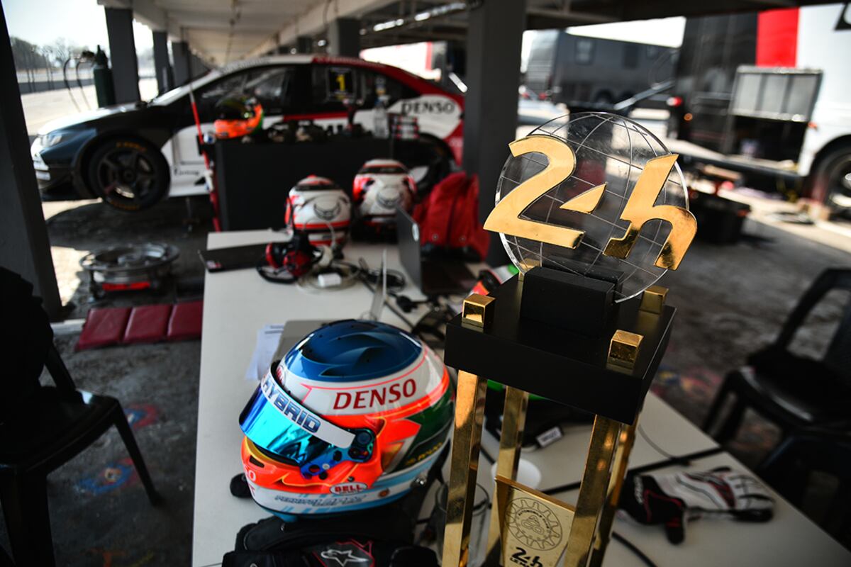 Orgulloso, "Pechito" López llevó a las pruebas del Cabalén su trofeo de ganador de las 24 horas de Le Mans. (Pedro Castillo)