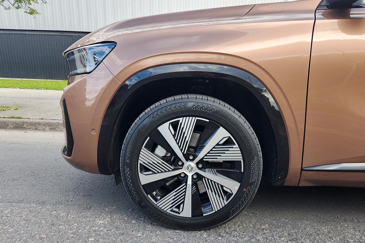 El Koleos naftero viene con llantas de 19", mientras que la híbrida está calzada con llantas de 20".
