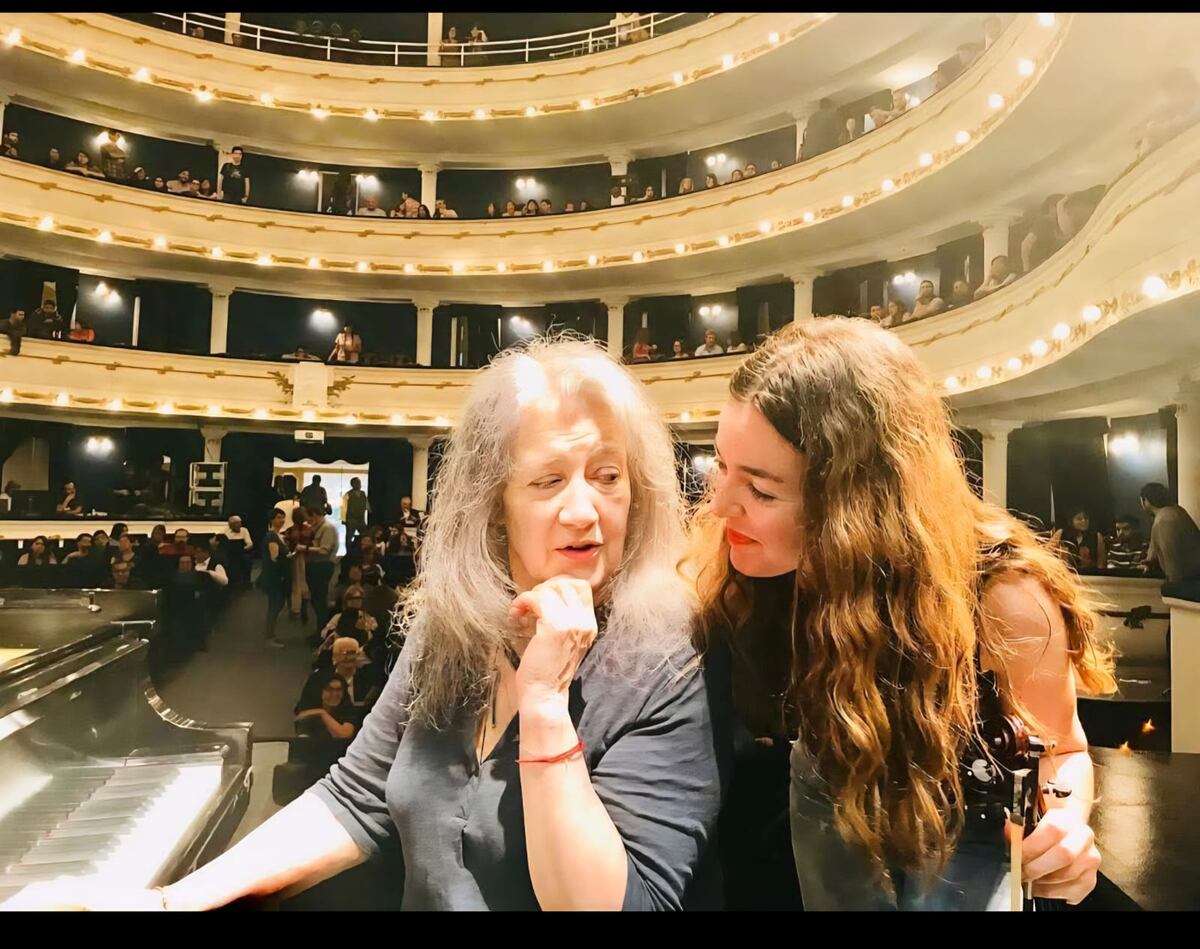 En una presentación, Lucía Luque tocando junto a Martha Argerich. (Gentileza)