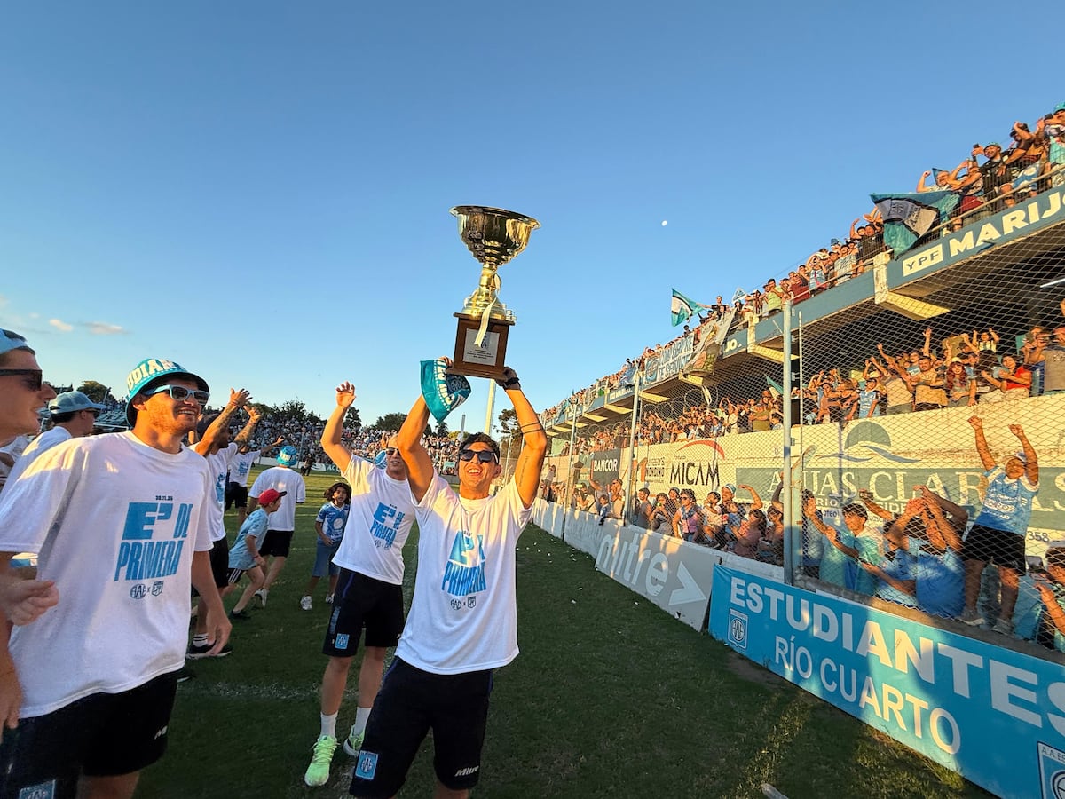 Festejos de los jugadores de Estudiantes de Rio Cuarto por el ascenso a la Primera División del Fútbol Argentino en la cancha de Rio Cuarto.
