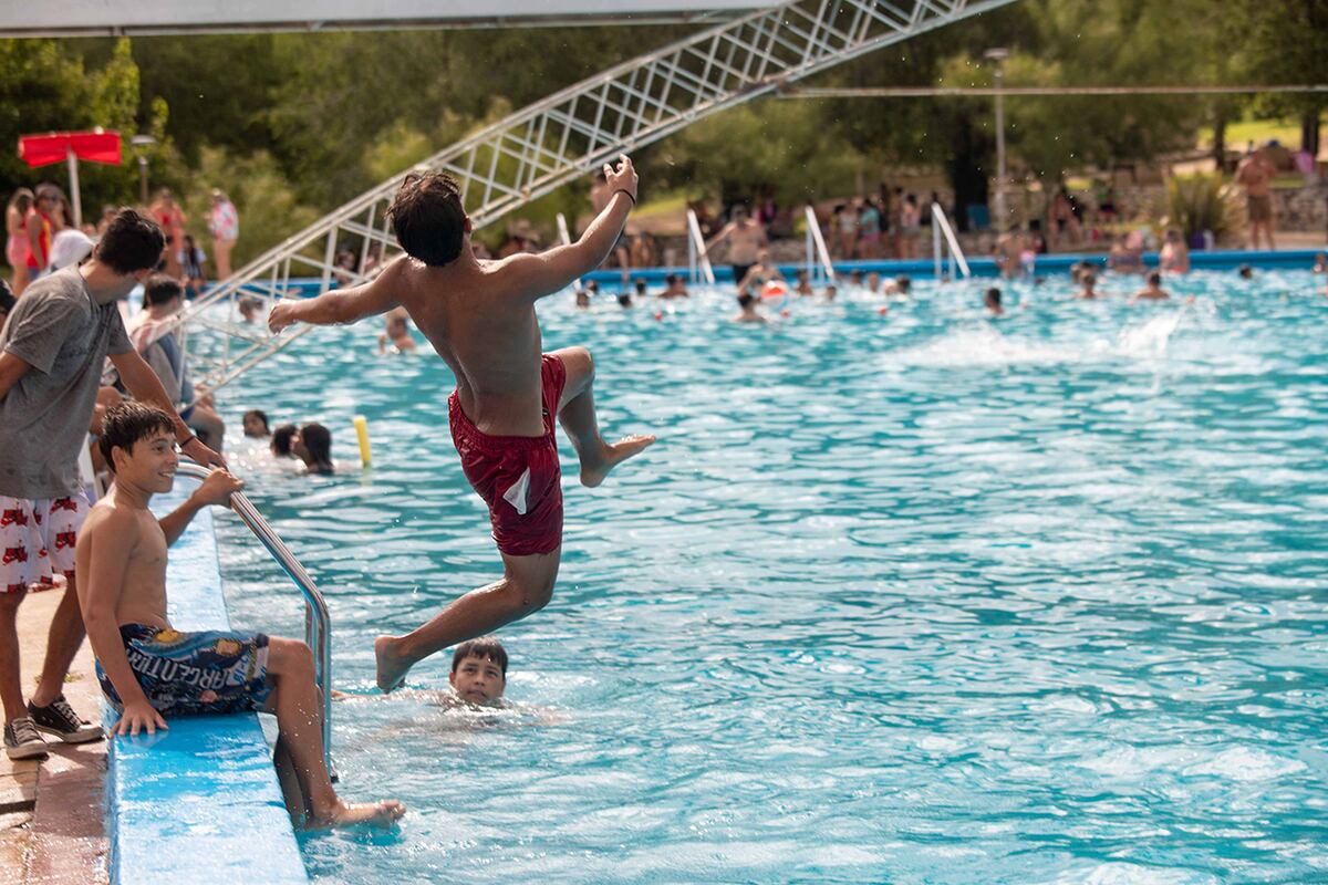 Villa del Dique, en Calamuchita: las piletas del camping municipal con turismo. Una opción, a metros del lago (La Voz)