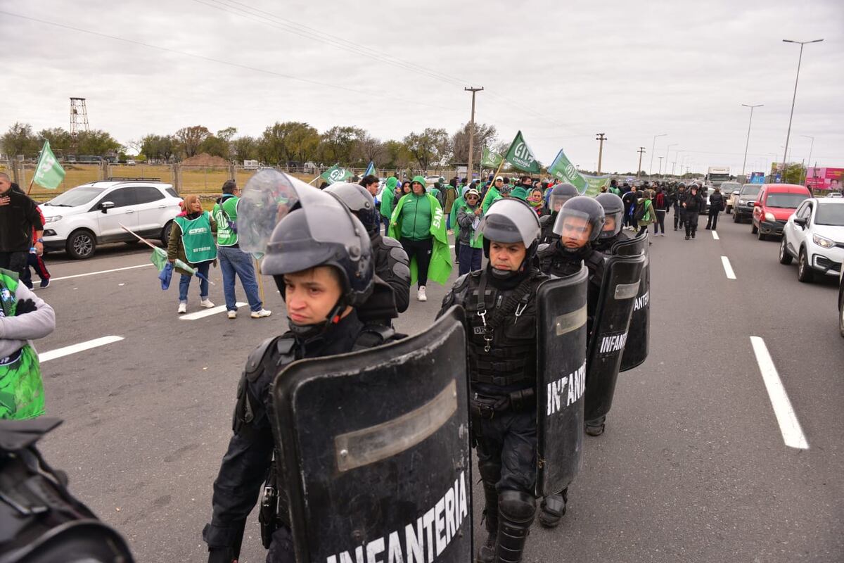 Gendarmería logró liberar los accesos. El gremio denunció heridos.