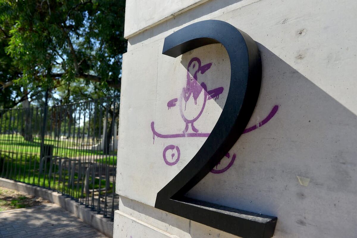 Vandalizaron con pintadas el Portón 2 de acceso al nuevo Parque Las Heras, aún no inaugurado. (José Gabriel Hernández / La Voz)