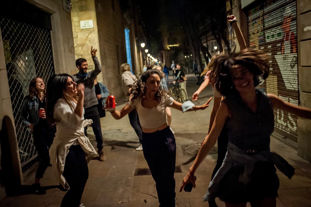 España celebra el fin del confinamiento. (AP)