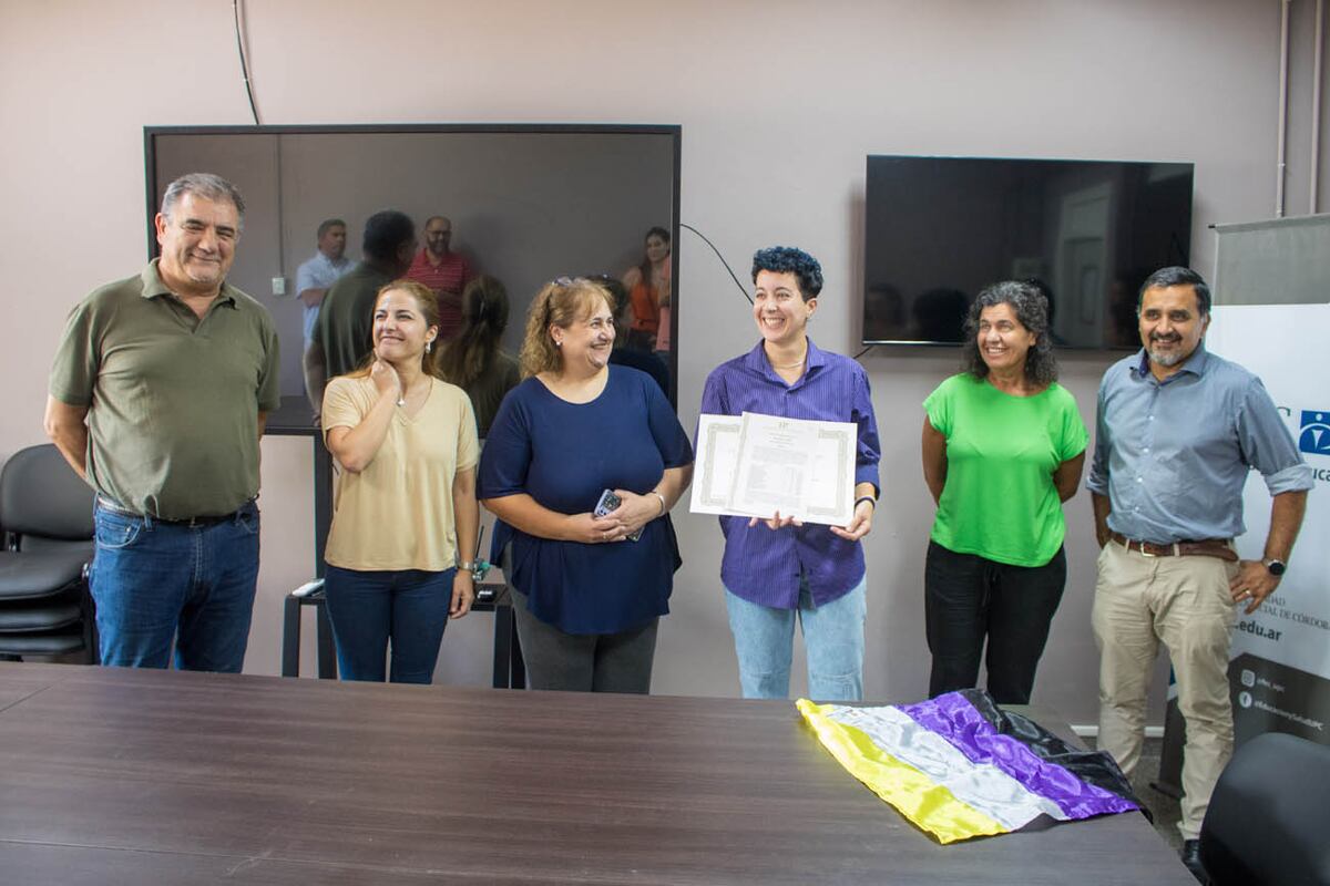 La rectora de la UPC, Julia Oliva Cúneo en la entrega del primer título de grado a una persona no binaria.