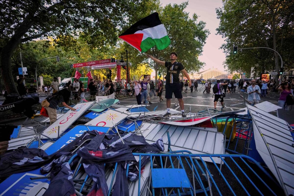 Manifestantes bloquean la ruta para interrumpir la vigésimo primera etapa de la Vuelta Ciclista Española, de Alalpardo a Madrid, España, este domingo 14 de septiembre. (AP)