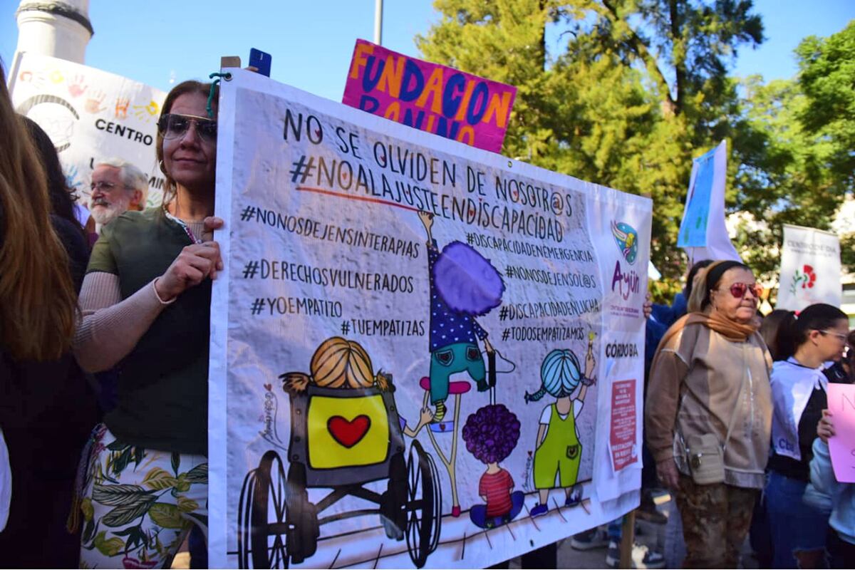 Discapacidad. Familias y pacientes se convocan en Córdoba este miércoles pidiendo la declaración de emergencia. (José Gabriel Hernández / La Voz)