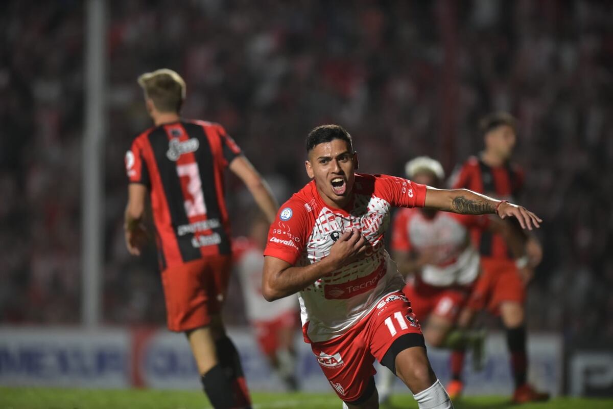 Santiago Rodríguez ya clavó un golazo y sale disparado a celebrar. Fue el 1-0 de Instituto sobre Defensores de Belgrano. (Facundo Luque / La Voz)