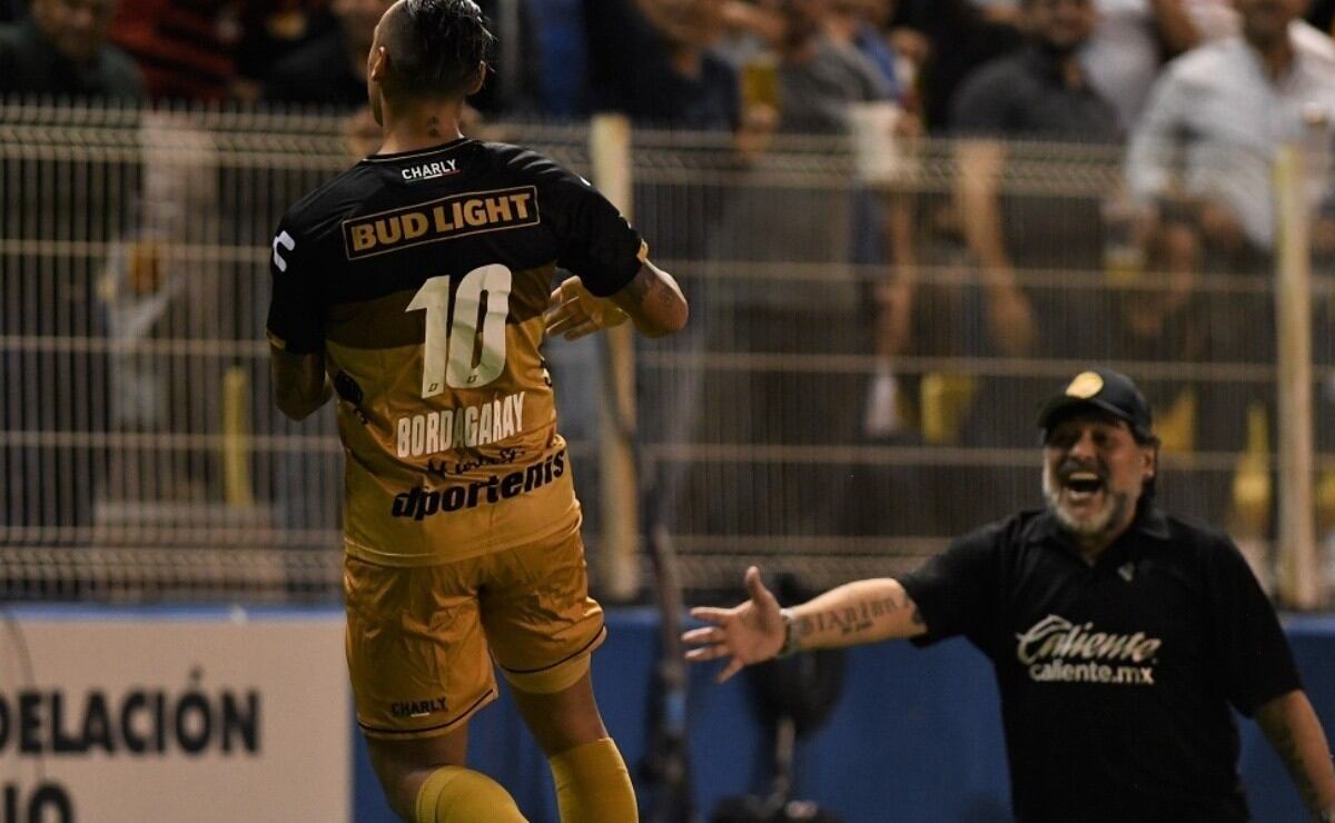 Grito de gol en Dorados, con la 10 Bordgaray y "el 10" con los brazos abiertos.