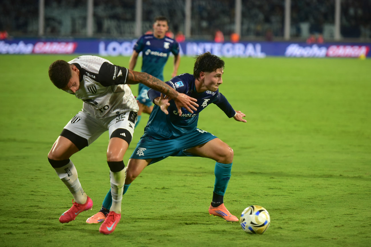 Santiago Fernández. Talleres venció 2 a 1 a Gimnasia de Mendoza por la quinta fecha del Torneo Apertura de la Liga Profesional. (Nicolás Bravo / La Voz)