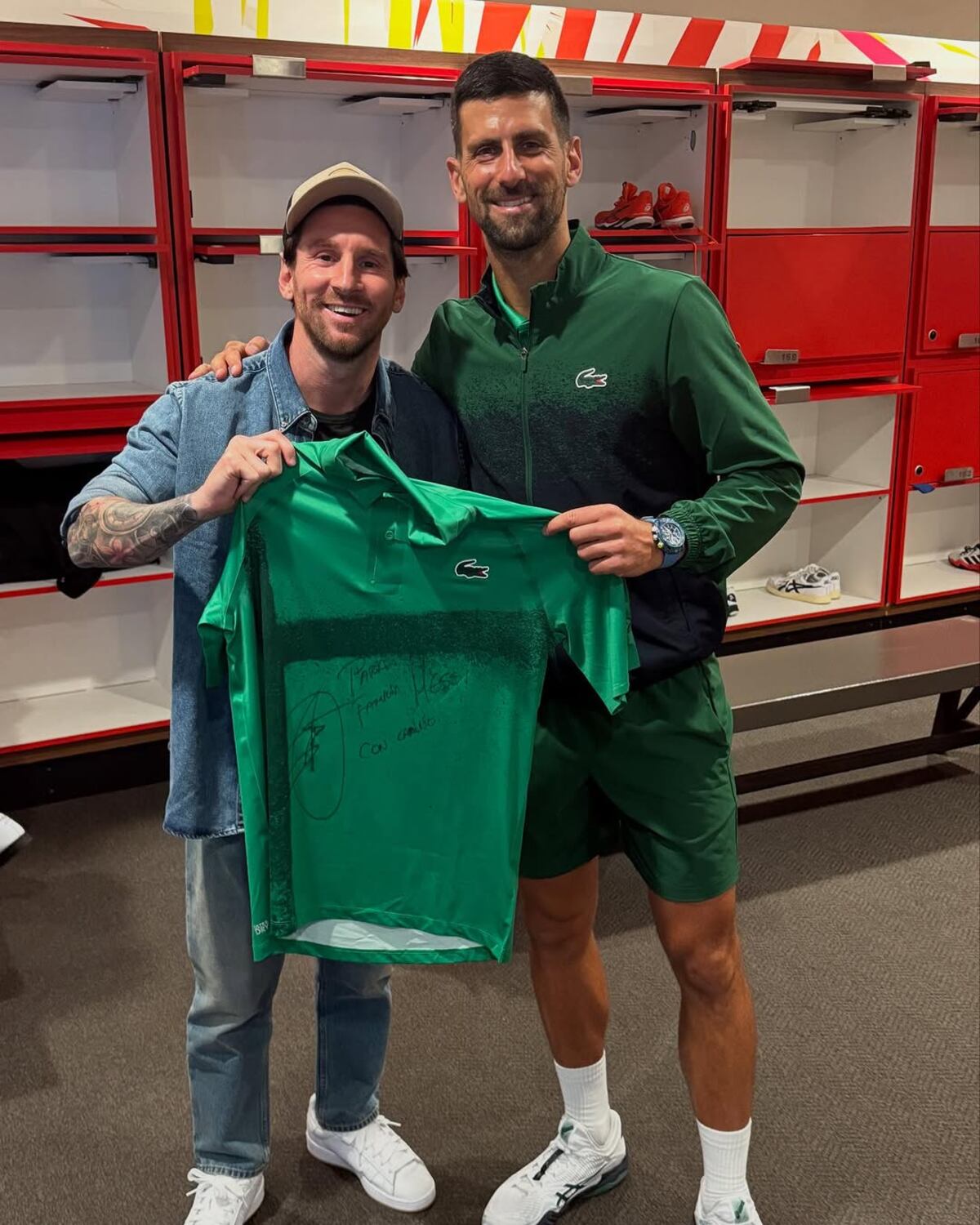 El astro argentino Lionel Messi junto a Novak Djokovic tras el pase a la final del Masters 1000 de Miami por parte del serbio. (@delpotrojuan)