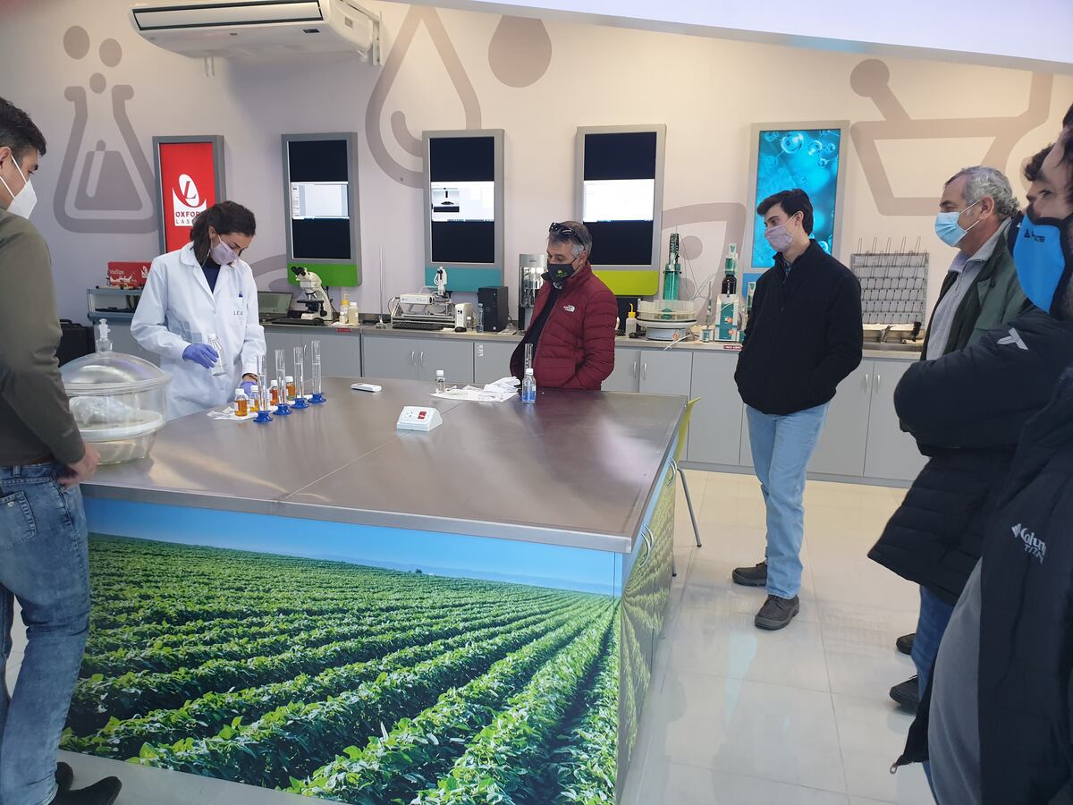 TECNOLOGÍA A CAMPO. Belén Aguer, responsable del Laboratorio de Evaluación de Adyuvantes y Formulaciones, dando charlas sobre la nueva tecnología para la aplicaciones de herbicidas. (Prensa Rizobacter)