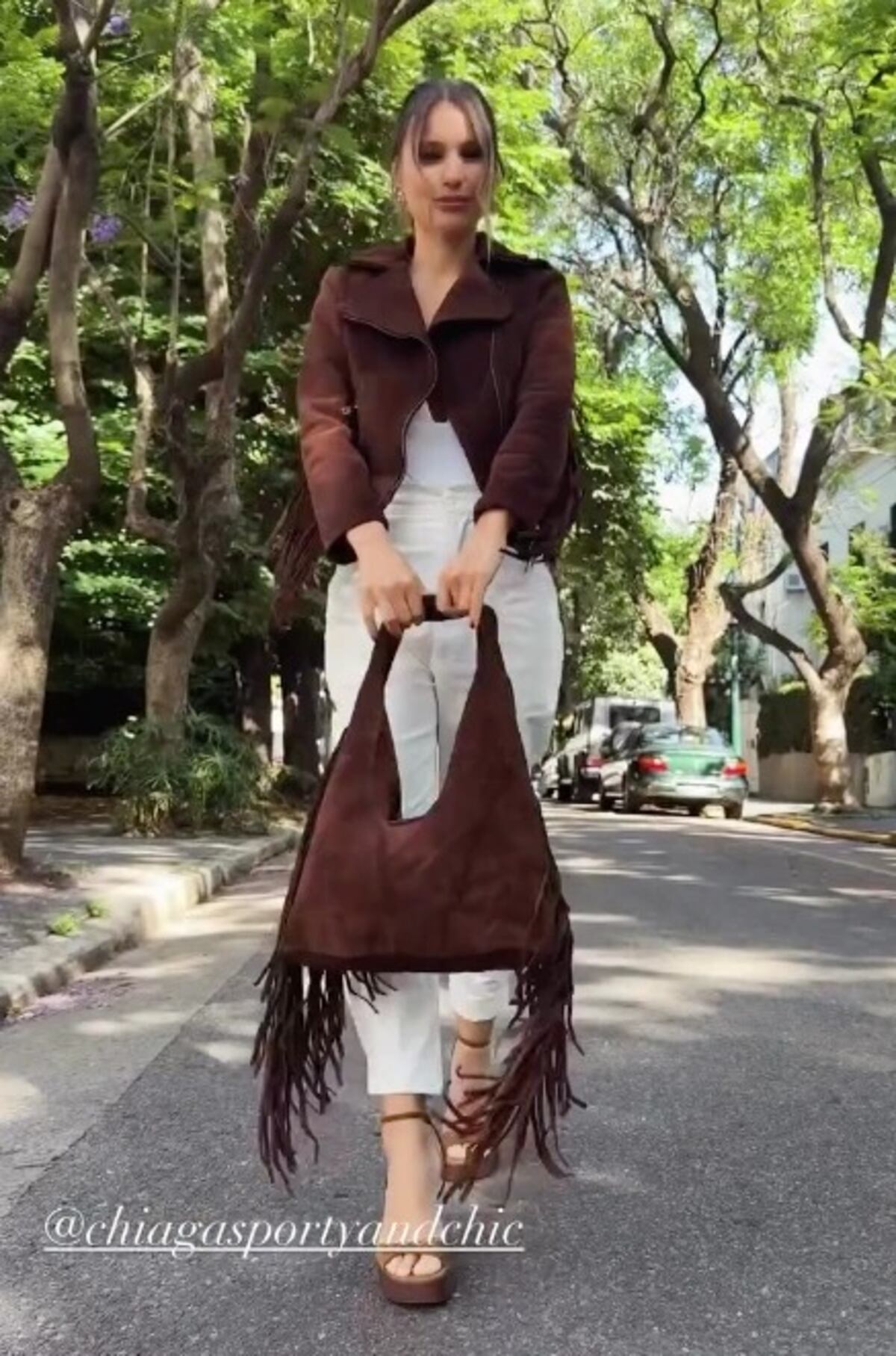 Pampita anticipa el otoño 2026: marrón chocolate y flecos, las claves del abrigo que marca tendencia