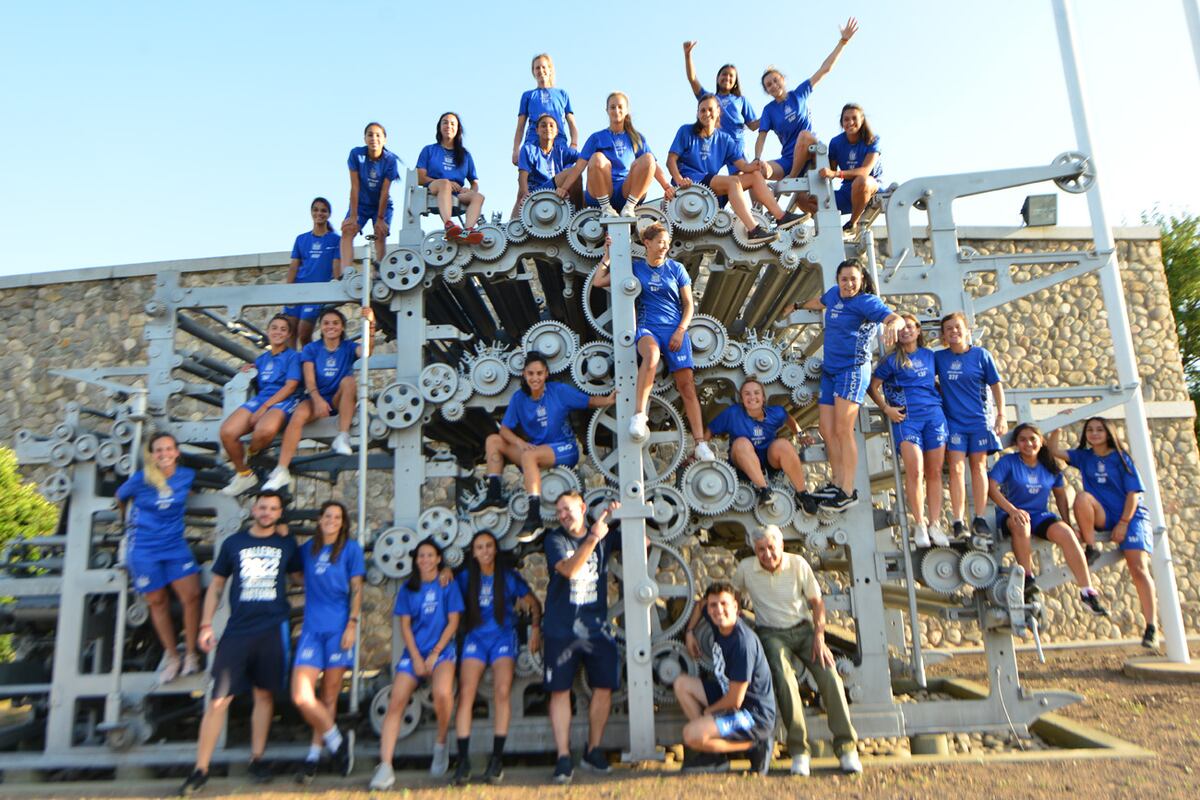 El equipo femenino de futbol de Talleres en redaccion brindis por el ascenso a la B que obtuvieron este año Foto Javier Ferreyra