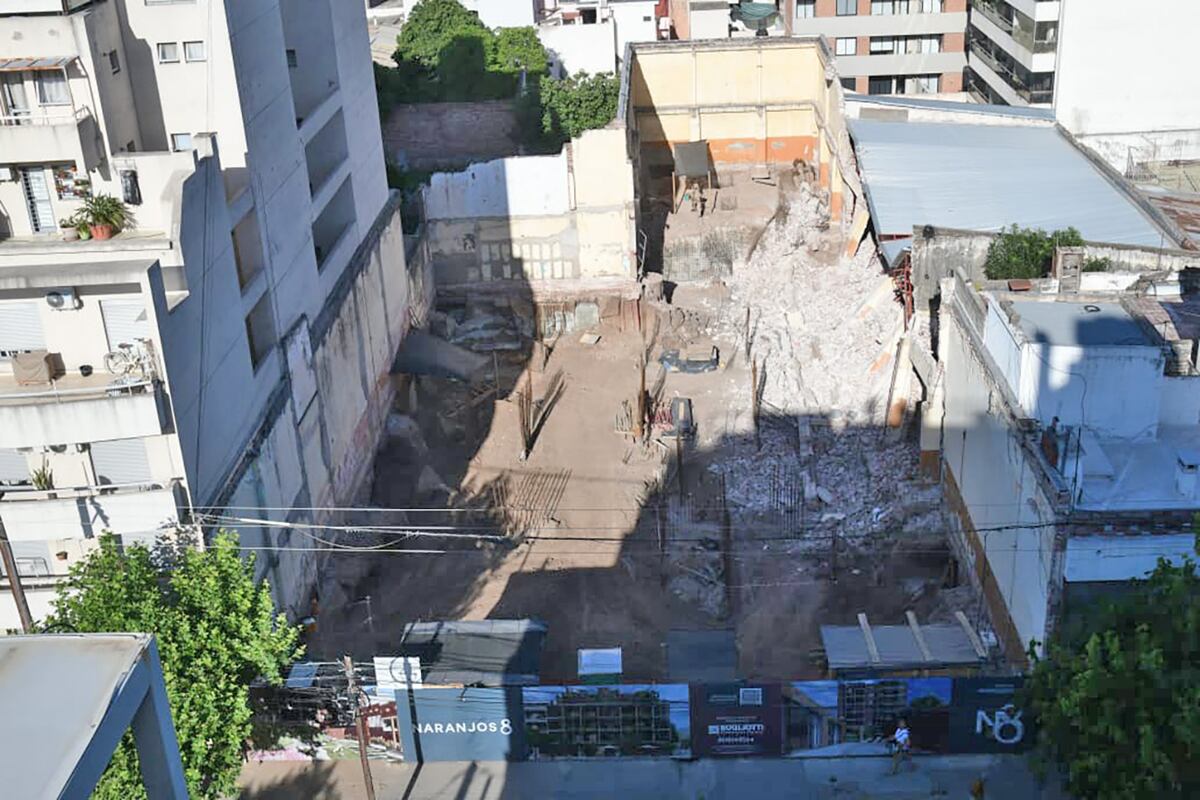 Jacinto Ríos al 300, barrio General Paz, derrumbe que generó daños en propiedades y autos. (Javier Ferreyra / La Voz)