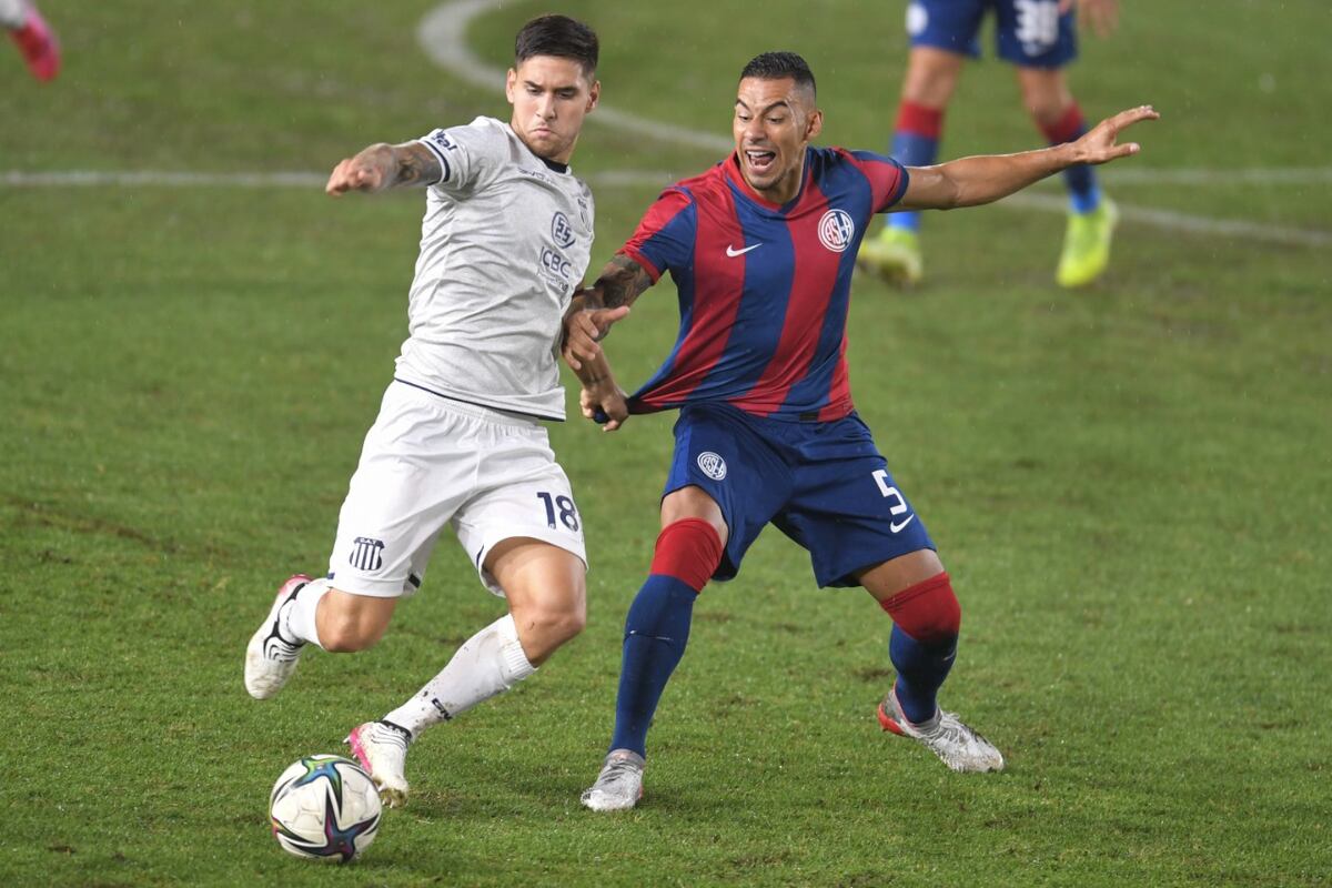 Rodrigo Villagra, jugador de Talleres, disputa el balón con Yeison Gordillo, de San Lorenzo. (Télam)
