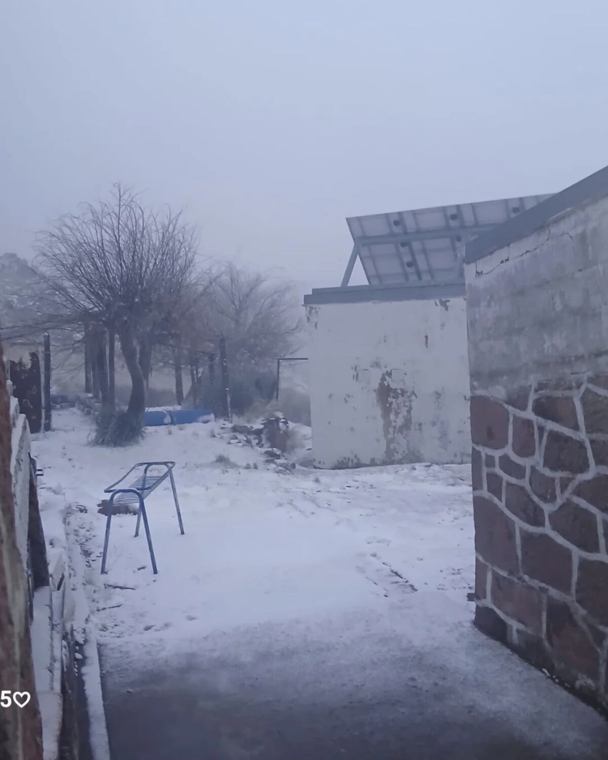 Primera nevada en Córdoba, en la zona de las Altas Cumbres, escuela Ceferino Namuncurá. (Traslasierra Noticias)