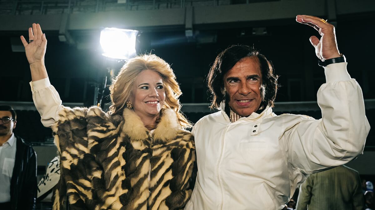 Griselda Siciliani como Zulema y Leonardo Sbaraglia en el rol de Carlos Saúl Menem. Foto: Prime Video.
