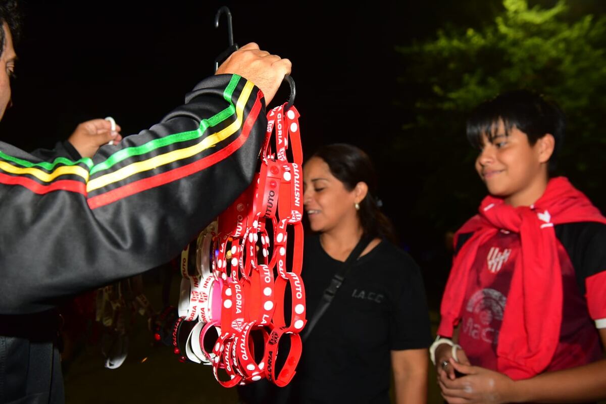 Hinchas de Instituto en la previa del partido con Central Córdoba por el Torneo Apertura. (Jorge Peñalba / La Voz)