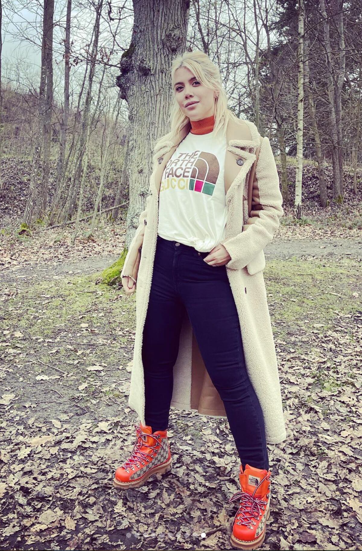 Wanda mostrando su look para el safari.