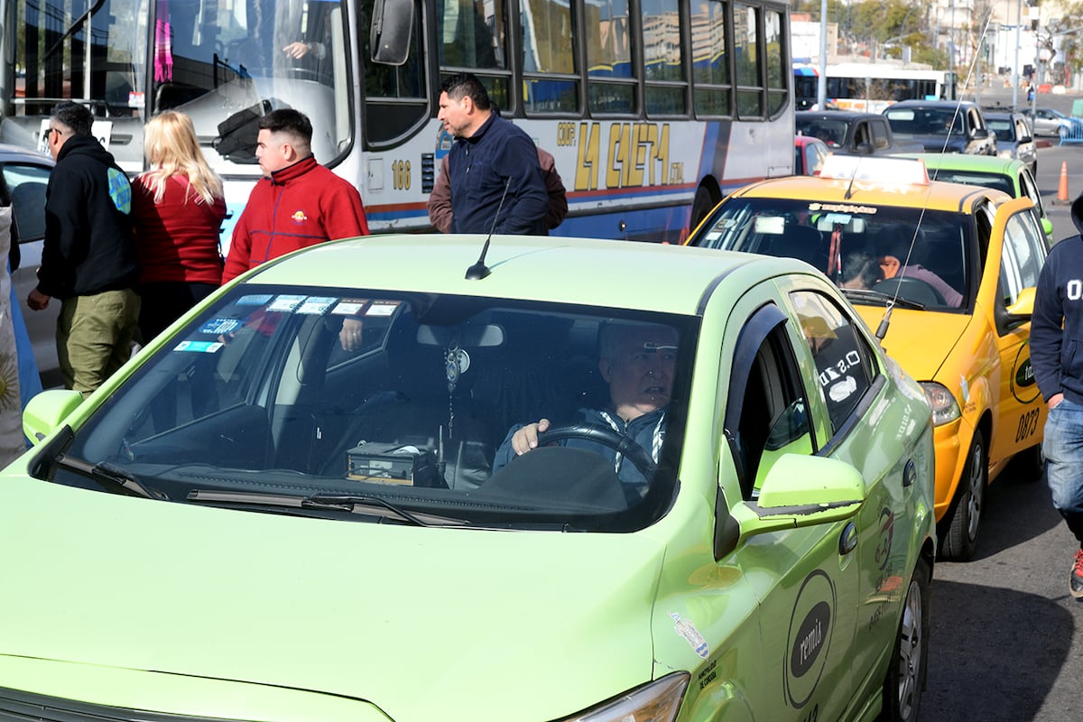 Taxistas y remiseros, agrupados en diversas organizaciones, protestan frente al Concejo Deliberante de la ciudad de Córdoba. (Ramiro Pereyra / La Voz)