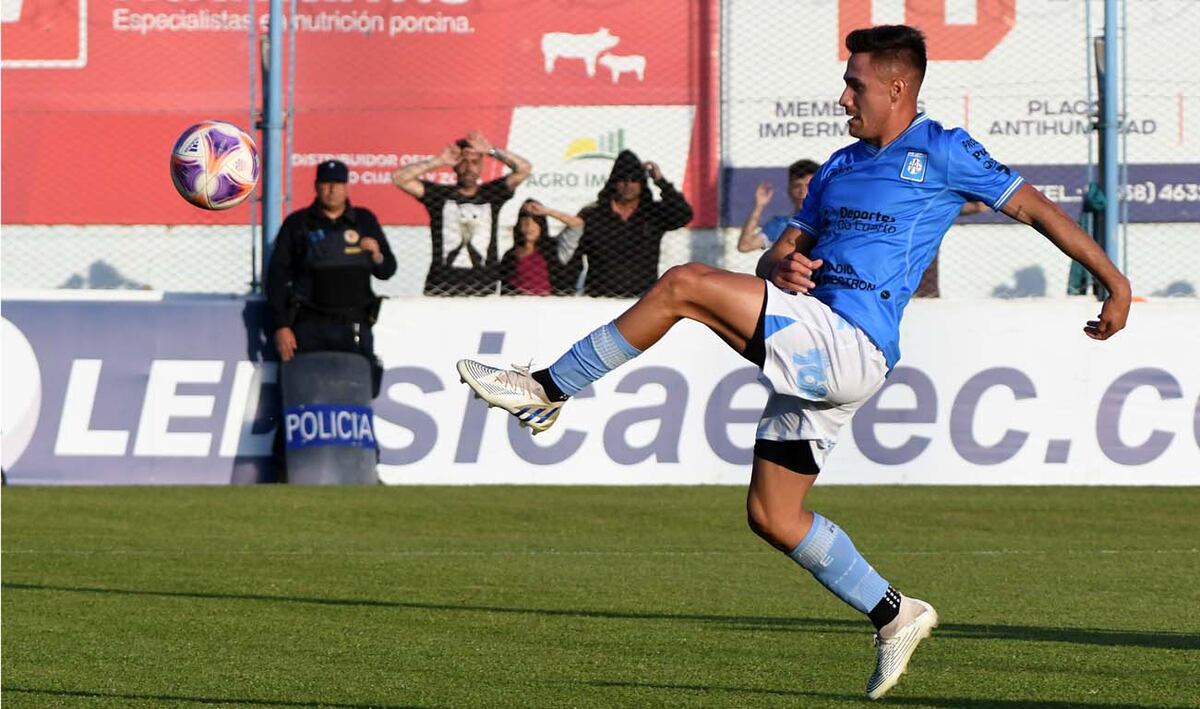La secuencia de su golazo ante Deportivo Riestra. (Tomy Fragueiro / La Voz)