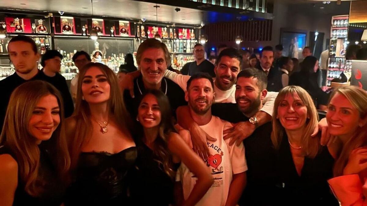 En la foto: Antonela Roccuzzo, Lionel Messi, Luis Suárez y Jordi Alba.