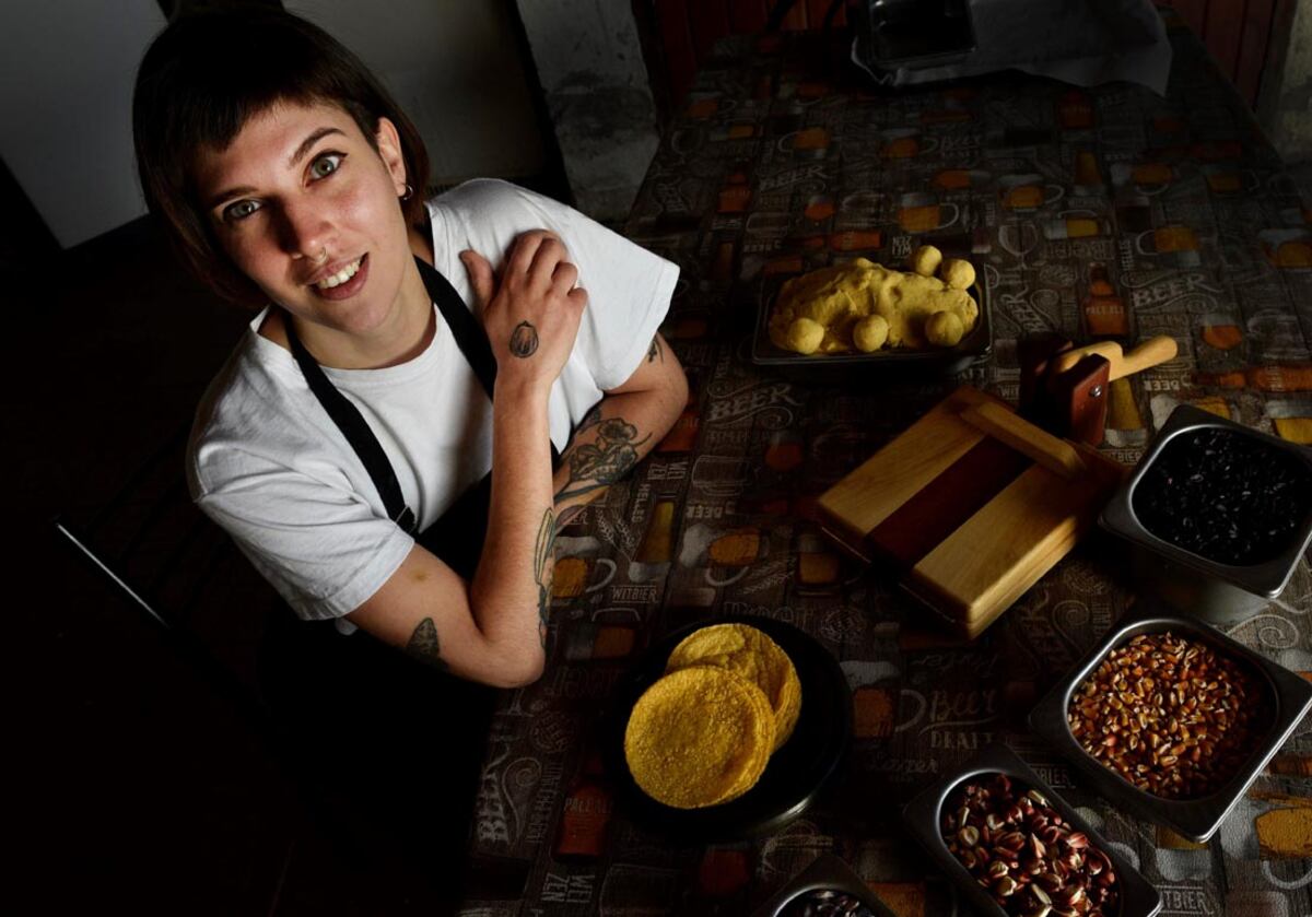 ID:6541068 Eliana, fabrica artesanalmente tortilla de maiz (Ramiro Pereyra/La Voz)