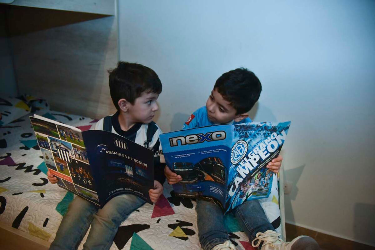 Ella es de Belgrano, él es de Talleres. Y cada hijo eligió un equipo. Una familia a puro amor por el clásico cordobés. Ana Laura y Vadim y sus hijos. (Facundo Luque / La Voz)