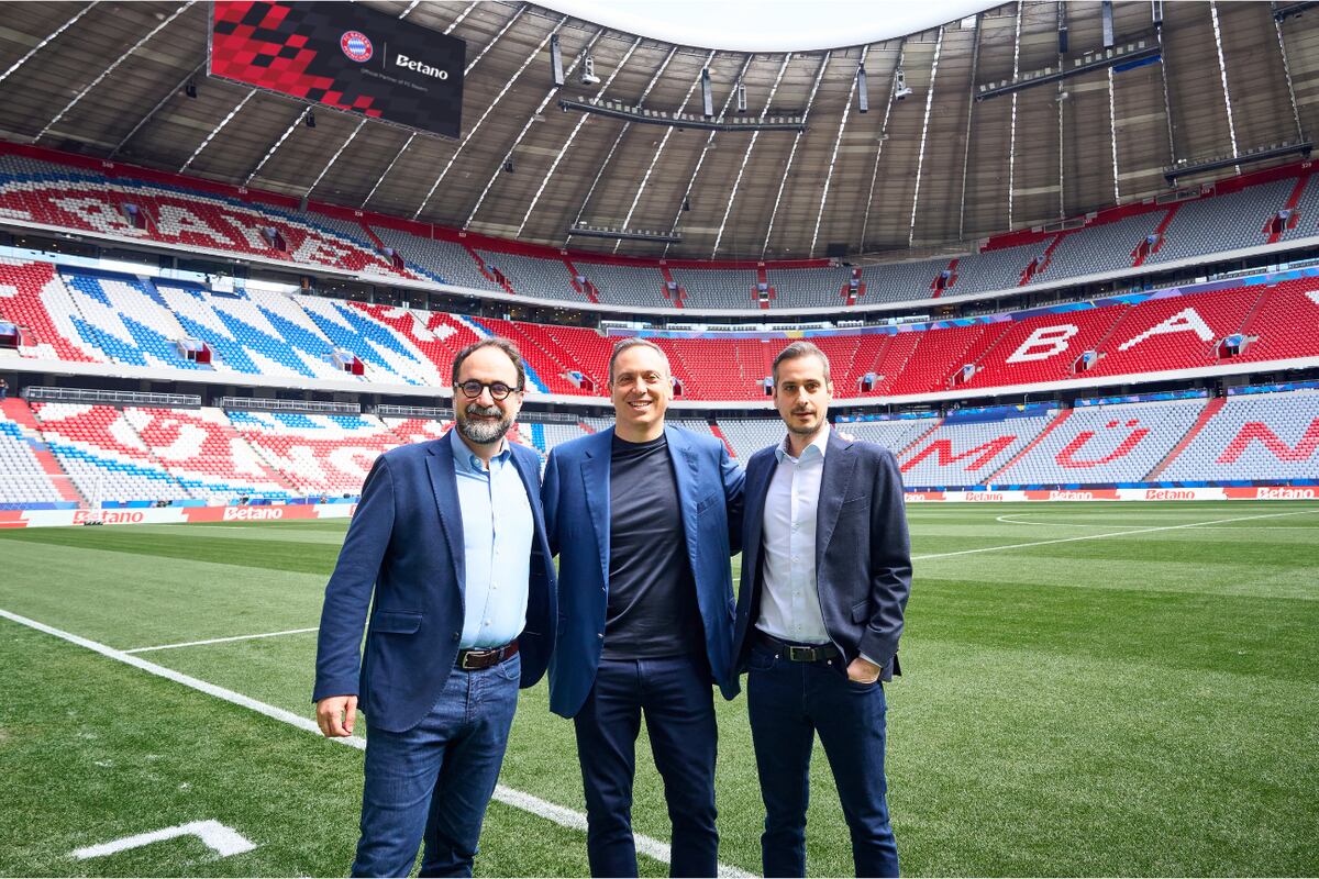 El director comercial de Kaizen Gaming, Julio Iglesias, el director ejecutivo, George Daskalakis y el director de producto, Christos Tzalavras en el Allianz Arena