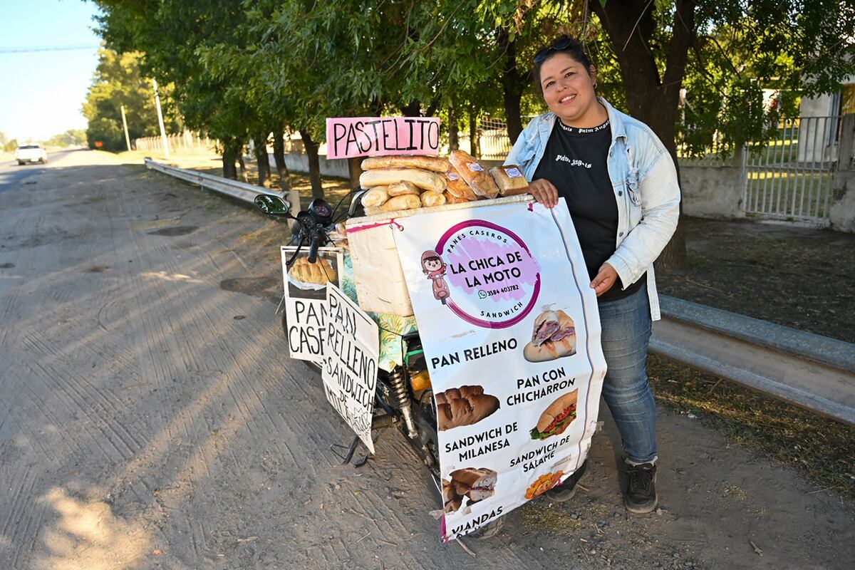 Jimena estudia Mecatrónica en la UTN de Villa María. Subsiste vendiendo comida casera que elabora todos los días para pagar la carrera, el alquiler y la cuota de su moto. (Martín Llampayas / La Voz)