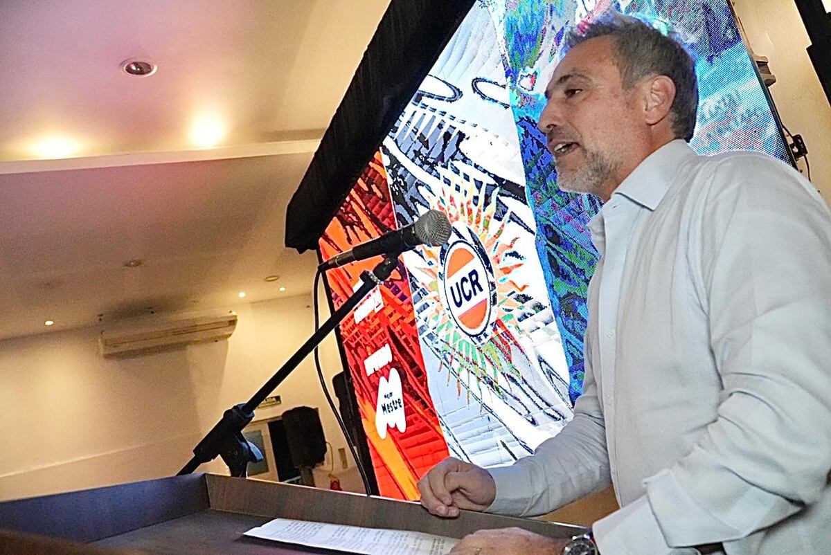 Ramón Mestre. Busca una banca con la UCR (Gentileza).