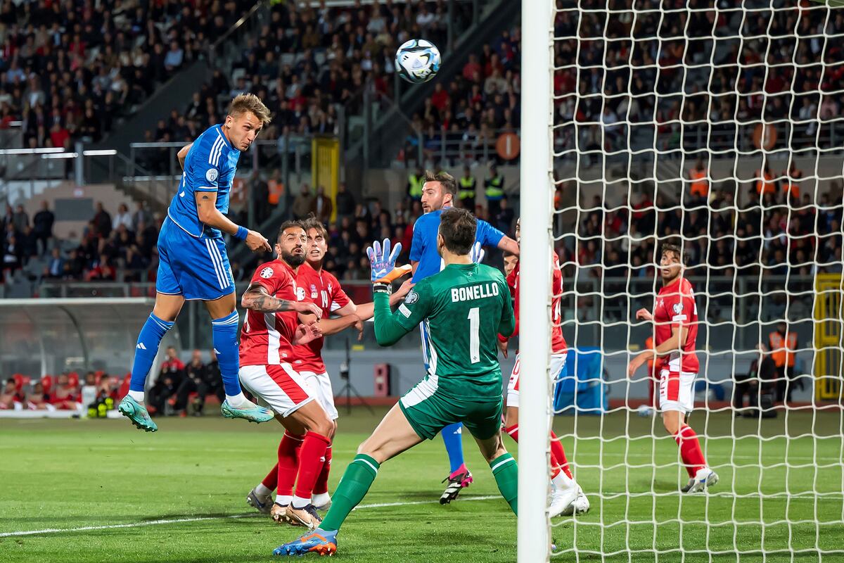 Cabezazo a la red de Mateo Retegui, quien convirtió su segundo gol en su segundo partido en la selección de Italia. (AP)