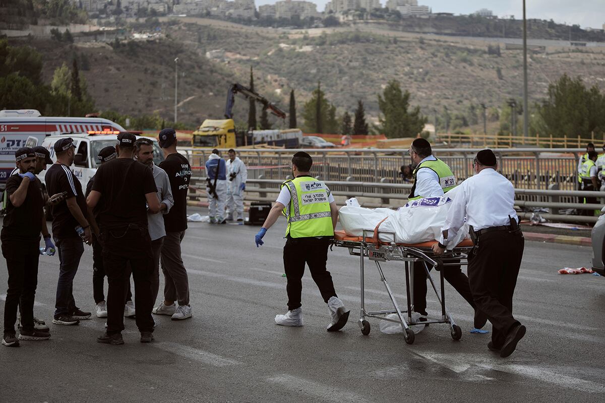 El equipo israelí de rescate y recuperación Zaka lleva el cuerpo de una víctima en el lugar de un tiroteo donde varias personas murieron y resultaron heridas en Jerusalén, el lunes 8 de septiembre de 2025. (Foto AP/Mahmoud Illean)