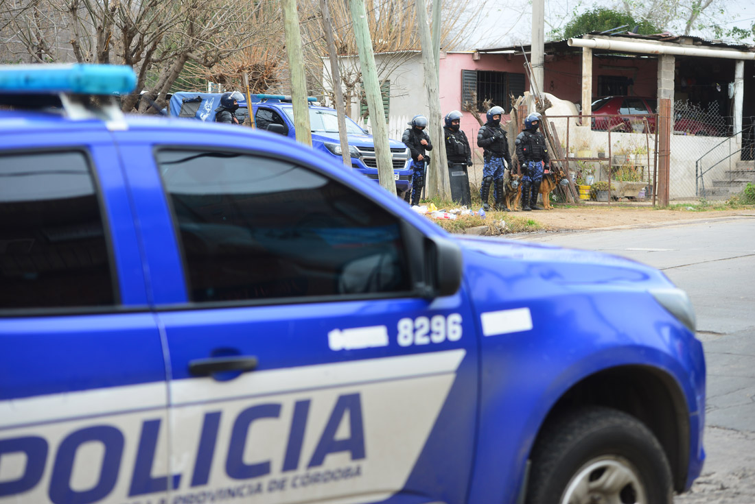 Operativo policial y allanamiento en villa La Lonja. (Nicolás Bravo)
