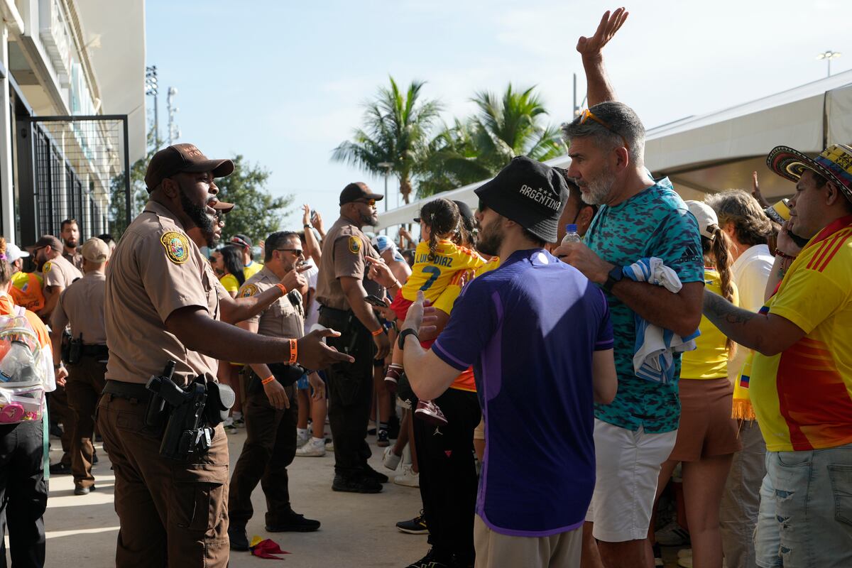 La policía habla con aficionados en la antesala de la final de la Copa América entre Argentina y Colombia, el domingo 14 de julio de 2024, en Miami Gardens, Florida, el domingo 14 de julio de 2024. (AP Foto/Lynne Sladky)