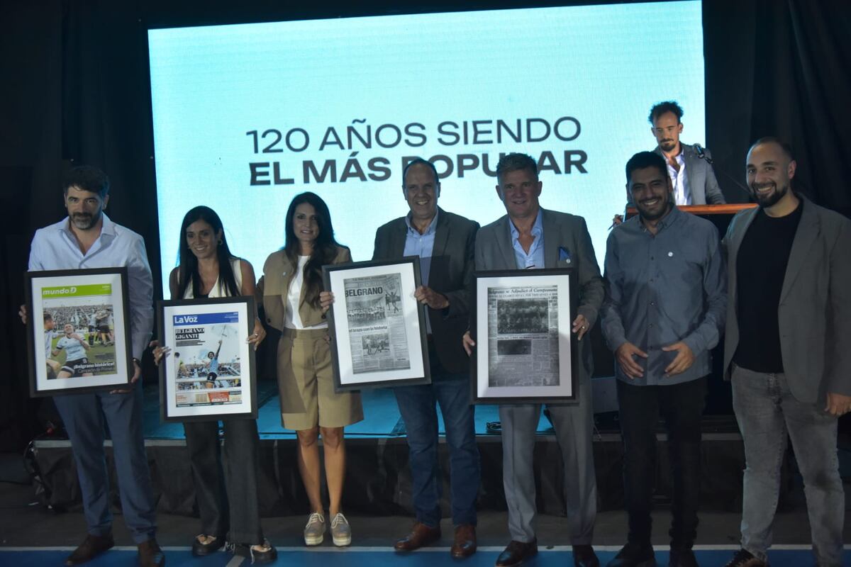 Juan Tillard, gerente general de La Voz, y Luis Fabián Artime, presidente de Belgrano, en el centro de escena. La Voz entregó distinciones al club por sus 120 años de vida. (Facundo Luque / La Voz)
