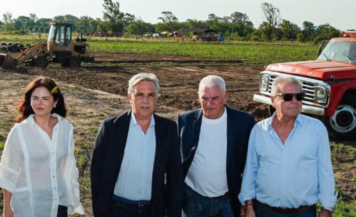 Gira. Antes de la encabezar hoy la asamblea legislativa en Laboulaye, el gobernador Martín Llaryora, junto al ministro Sergio Busso, y la legisladora Victoria Busso, recorrió varias localidades del sur provincial.
