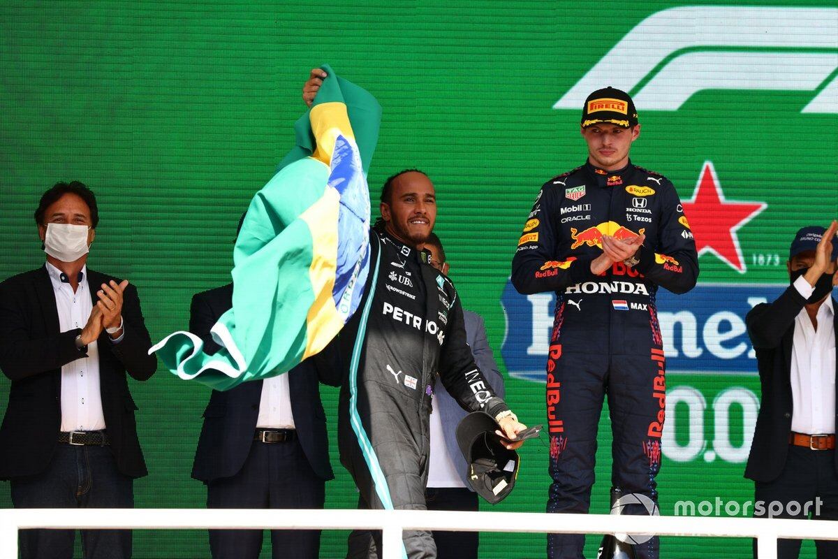 Hamilton tras lograr ganar el Gran Premio de Brasil 2021. (Carburando)