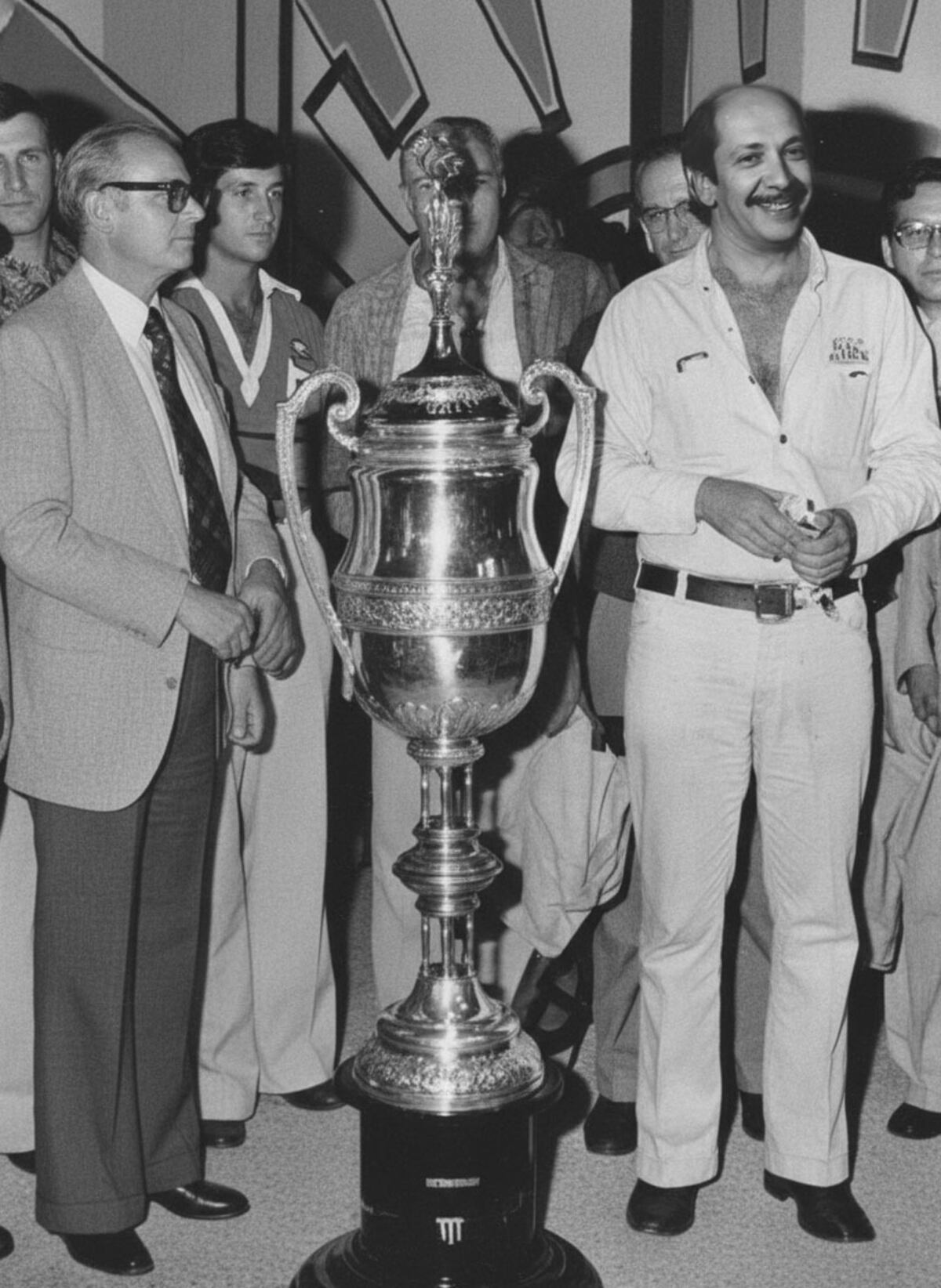 Enero de 1977. Amadeo Nuccetelli recibe la Copa Consejo Federal en la Plaza Próspero Molina de Cosquín. (Archivo de Gustavo Farías)