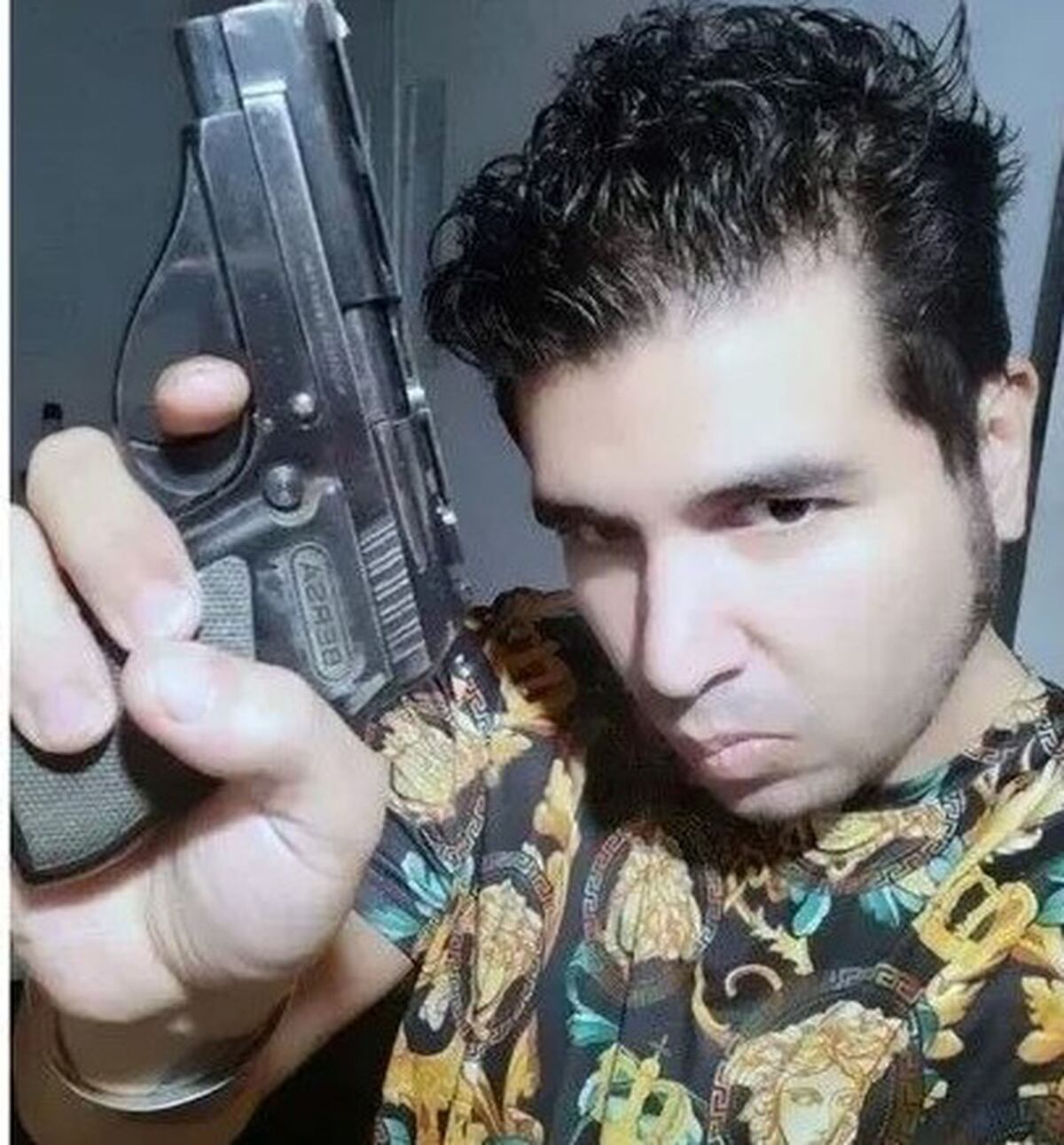 Ataque a Cristina. Encontraron fotos del agresor con la pistola Bersa. (Foto / Clarín)