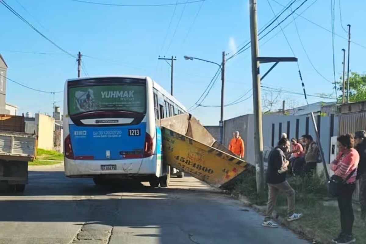 Colectivo urbano se incrustó contra un contenedor y una pasajera terminó en el hospital en barrio San Pablo.