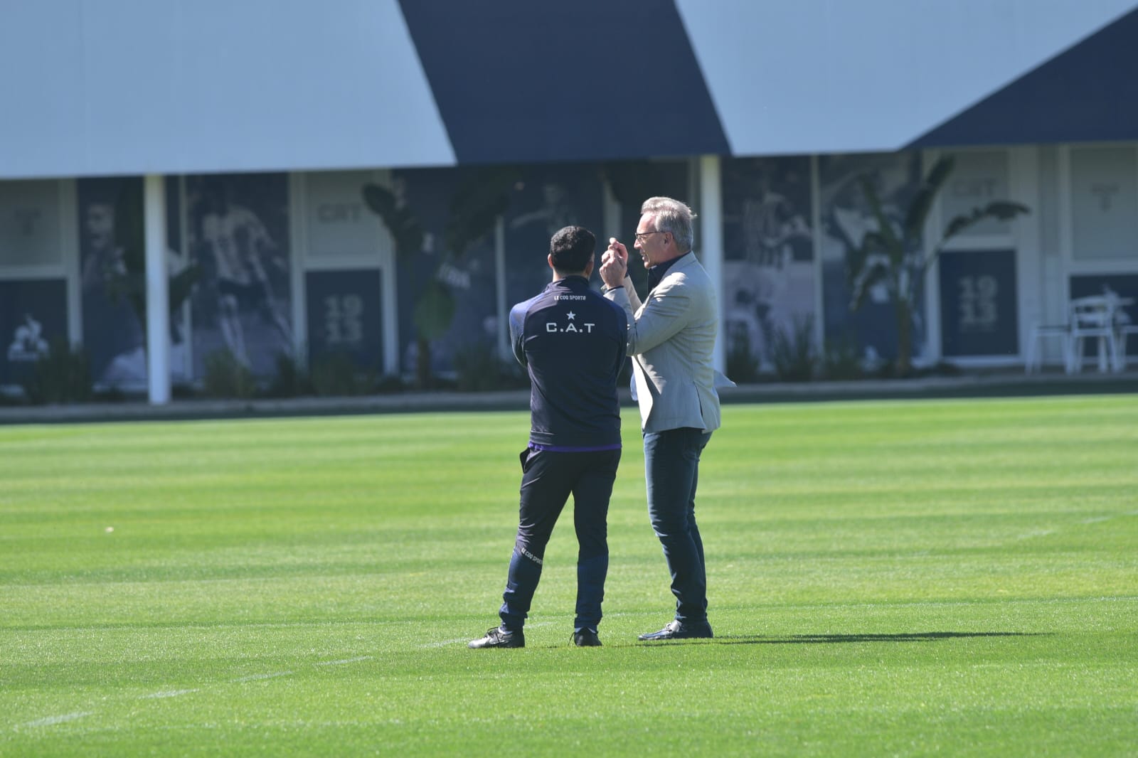 El presidente Andrés Fassi en el entrenamiento junto al entrenador Carlos Tevez. (Pedro Castillo / La Voz)