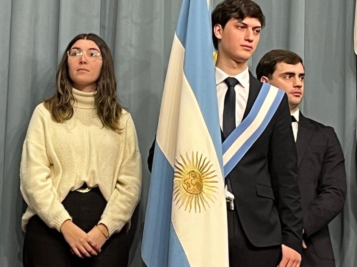 UNRC. Pablo, Paula y Santiago, el nuevo abanderado mayor y sus escoltas en Río Cuarto (Tomy Fragueiro/La Voz).
