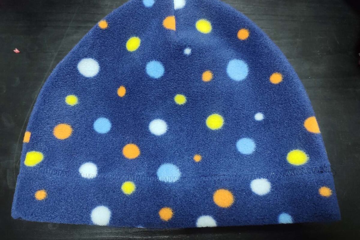 Gorrito. Una de las confecciones que elabora Julieta con otras mujeres (Gentileza).